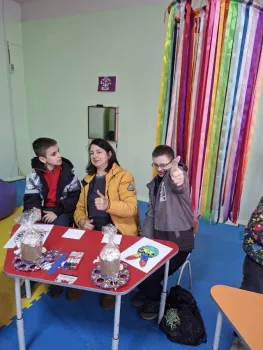 Вихованці Центру комплексної реабілітації для дітей та осіб з інвалідністю м. Сіверськодонецька активно готувалися до свята, наповнюючи хаб громади щирістю, творчістю та святковим настроєм