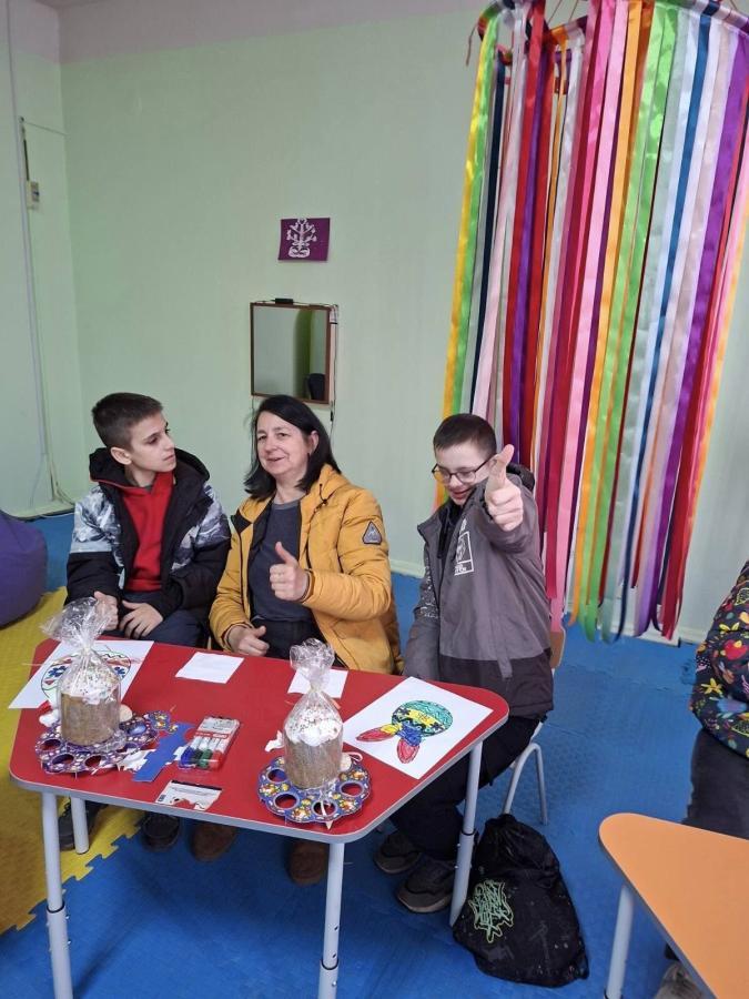 Вихованці Центру комплексної реабілітації для дітей та осіб з інвалідністю м. Сіверськодонецька активно готувалися до свята, наповнюючи хаб громади щирістю, творчістю та святковим настроєм