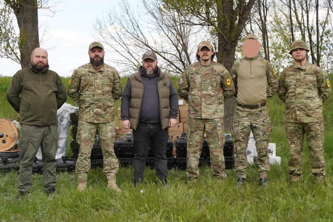 Із військовослужбовцями 12-ої бригади спеціального призначення "Азов" Національної гвардії України зустрівся очільник Луганщини Олексій Харченко, перебуваючи на Сході країни