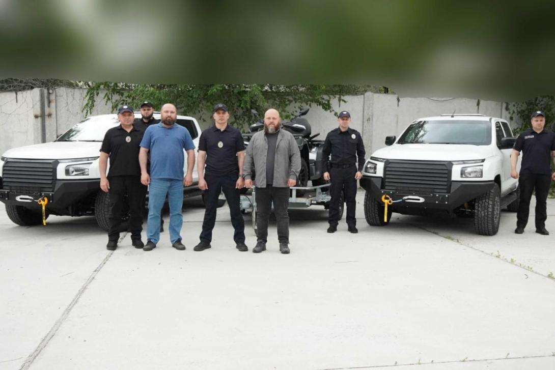 Олексій Харченко передав поліцейським Луганщини броньовані автомобілі та квадроцикл для роботи в зоні бойових дій
